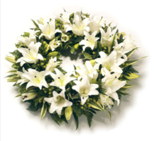 Hvide liljer i smuk krans​  KRHL55 - 55 cm.